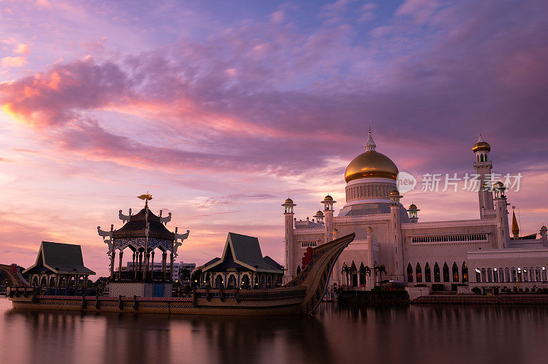 文莱的地标Omar Ali Saifuddien清真寺